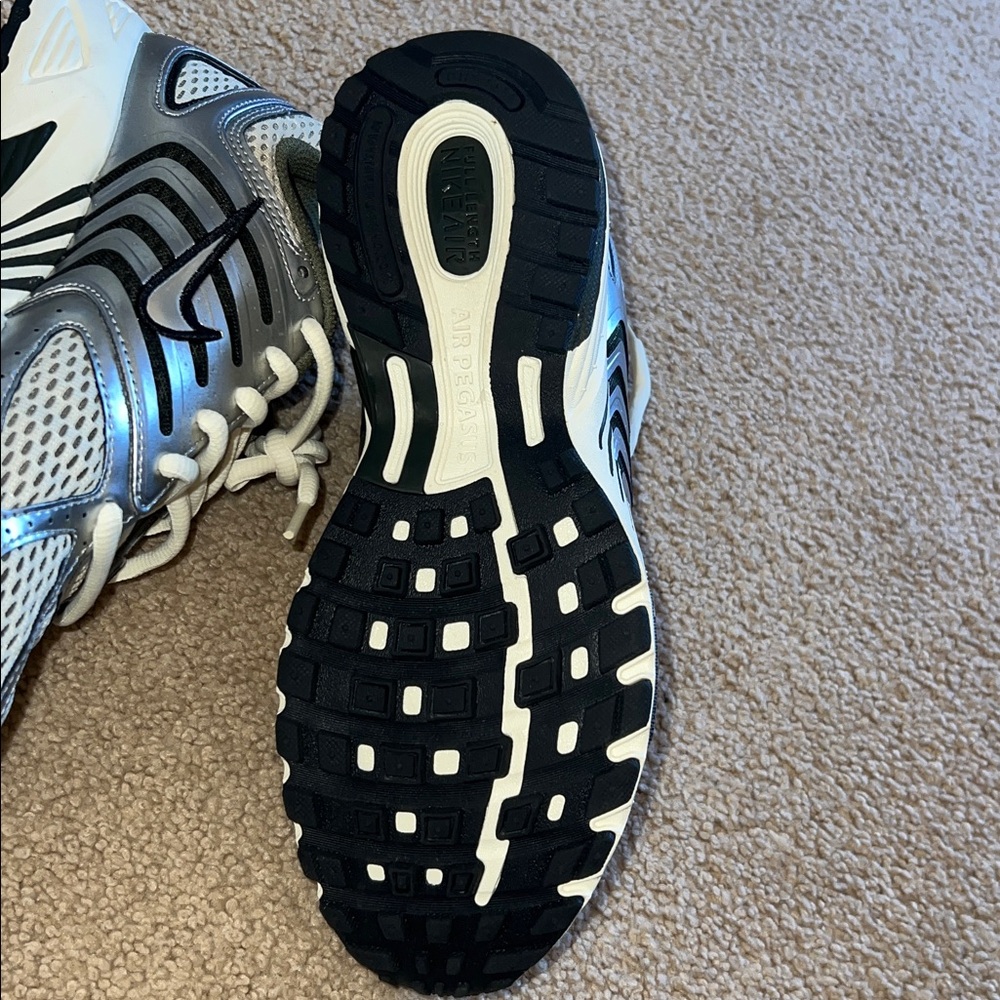 Nike White and Gray Running Shoes - Picture 7 of 8